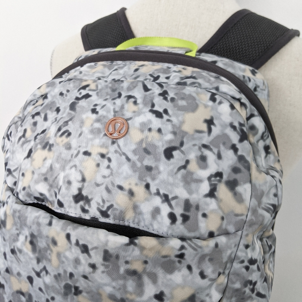 Rare Lululemon Run From Work Backpack Not So Petit Fleur Silver Spoon Camo - Picture 5 of 11